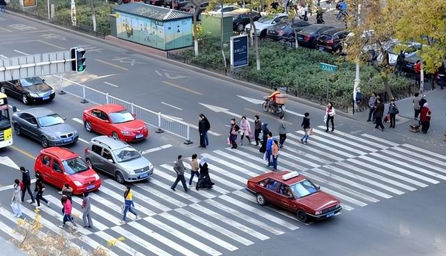 城市交通拥堵原因分析_电动汽车价格低廉_限号限行趋势